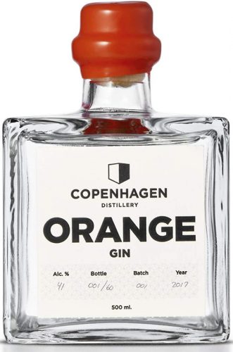 Die quadratische Flasche von Copenhagen Distillery wird mit 41% vol. abgefüllt, mit einem Korken verschlossen und mit einem orangenem Wachs versiegelt.