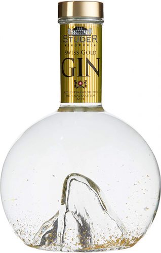 Der 24 Karat-Goldflitter wird nach dem Brennvorgang dem Gin beigegeben und anschliessend in die Matterhorn-Flasche abgefüllt.