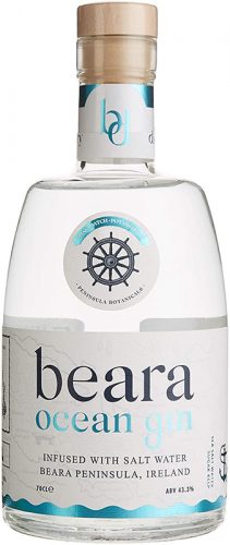 Auf der Halbinsel Beara, in Irland wird der Ocean Gin mit Salzwasser angerichtet und in einer 0.7l Glasfalsche abgefüllt.
