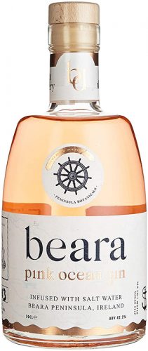 Der Pink Ocean Gin von Beara wird mit Salzwasser auf der Halbinsel Beara im Südwesten von Irland infundiert.