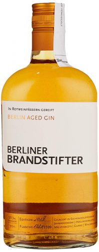 Der Berlin Aged Gin reift in einem Eichenfass, indem zuvor deutscher Rotwein gelagert hat.
