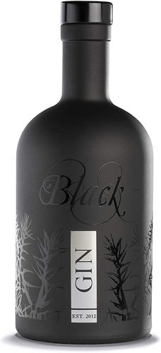 Gansloser Black Gin Die edle tiefmattschwarze Flasche, mit einem verschnörkelten Schriftzug das sein Name ziert und Wacholderzweige sind auf der Flasche angedeutet.