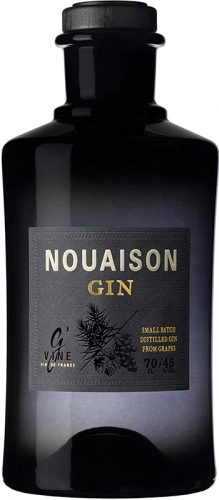 Der G'Vine Nouaison Gin präsentiert sich in einer kompakten Flasche aus Schwarzglas, das jedoch transparent genug ist, um den Füllstand der Flasche zu erkennen.