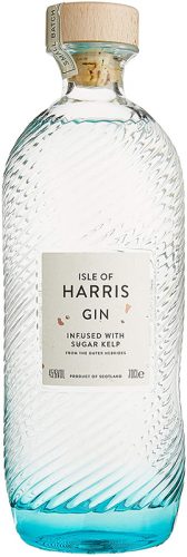 isle-of-harris-gin Durch die leuchtende blaue Farbe am Boden, kriegt die Wellengeschlifte Flasche einen Look, welches einen an den Atlantik erinnert.