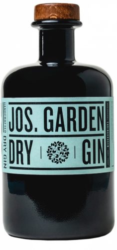 jos-garden-dry-gin Eine schwarze Apothekerfalsche mit einem edlen in Holzoptikverschluss repräsentiert sich schlicht und elegant.