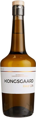 In einer Cognacflasche, mit edlem Design und rotgoldener Schrift auf dem Etikett wird der Gin abgefüllt und mit einem Holzverschluss verschlossen.