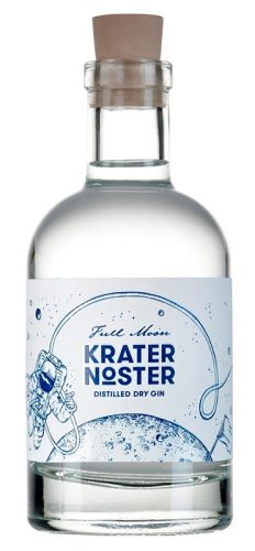 krater-noster-full-moon-dry-gin Das einzigartige Etikett zeigt sich bei Tageslicht weiß/blau und im Dunkeln leuchtet er geheimnisvoll und erinnert so an den Mond.