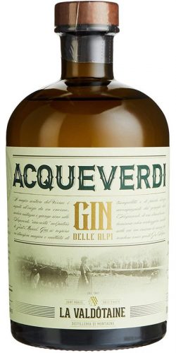 Der Gin wird in La Valdôtaine eine kleine Destillerie in den Bergen, in einer alten Kupferbrennblasen hergestellt.