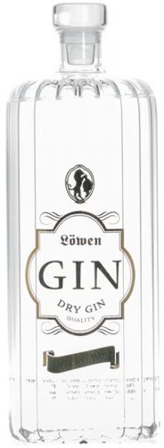 löwen-dry-gin Ein 40% vol. Dry Gin mit goldener Verzierung auf einer Glasflasche.