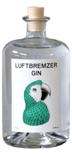 Ein kroatischer Gin mit einem coolen Papagei auf dem vorderen Etikett abgebildet.