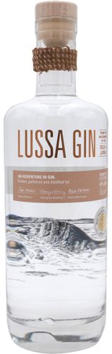 lussa-gin In Ardlussa nördlich von der Insel Jura wird der Lussa Gin, der als Markenzeichen einen Tartanband am Flaschenhals trägt, in einer kupfernen Pot Still produziert.