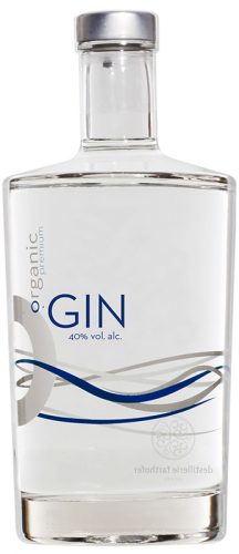Die runde Klarglasflasche, mit 40% vol. hat einige schnittige Linien vorzuweisen und macht einen soliden und handfesten Eindruck.