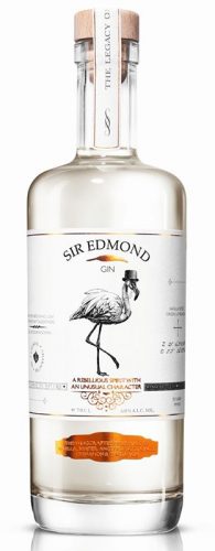 Das weiße Etikett auf der schlanken Spirituosenflasche, wird geprägt durch einen filigranen Flamingo, mit Hut und Monokel.