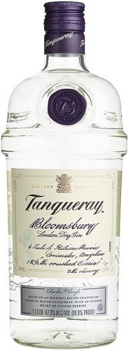 Die Flasche kommt im üblichen Stil der Marke Tanqueray, eine aus durchsichtigem weißen Glas, mit einem lila Siegel, Schraubenverschluss und Handschrift.