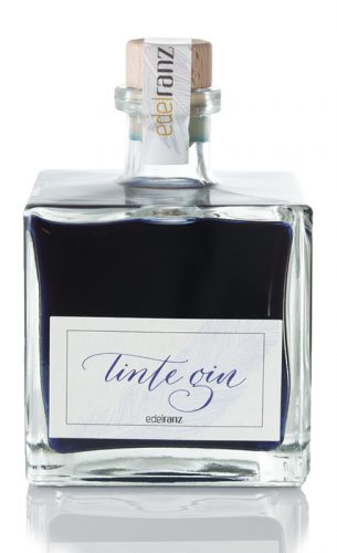 Der Tinte Gin besticht nicht nur durch seine tiefblaue Farbe, sondern auch durch seine kubische Flasche, dessen Design an ein altes Tintenfässchen erinnert.
