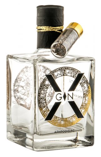Die imposante eckige Flasche aus dickem, klarem Glas wird von einem X verzert, welches von einem vergoldeten Decor umkreist wird.